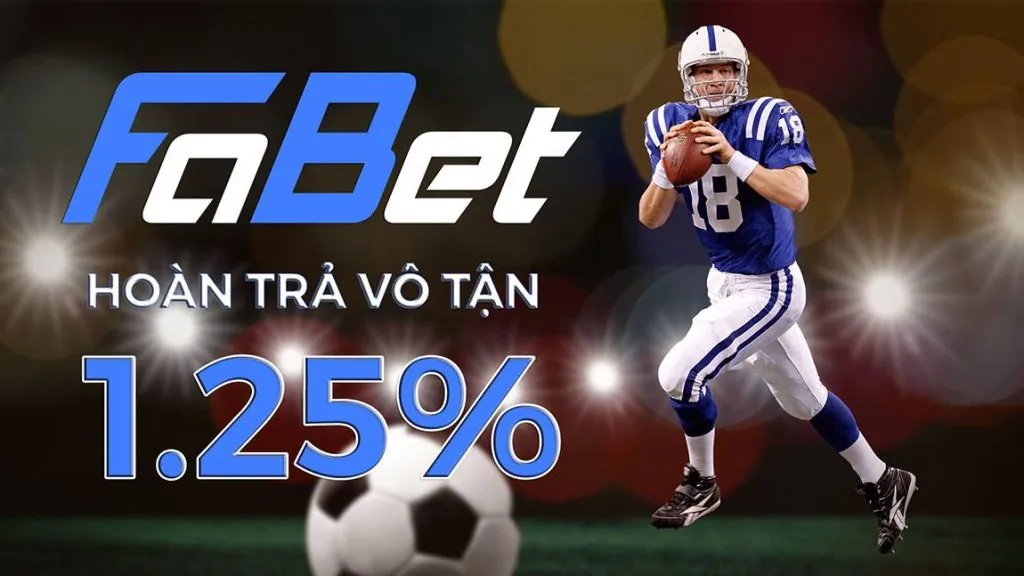 Các lá bài Baccarat và chip cược trên bàn chơi alo789s